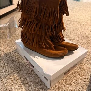 Minnetonka Women's Tan Fringe Moccasins